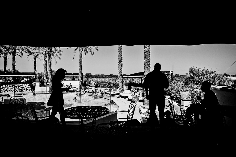 Photo en noir et blanc du brunch autour de la piscine de l'hôtel en Sardaigne
