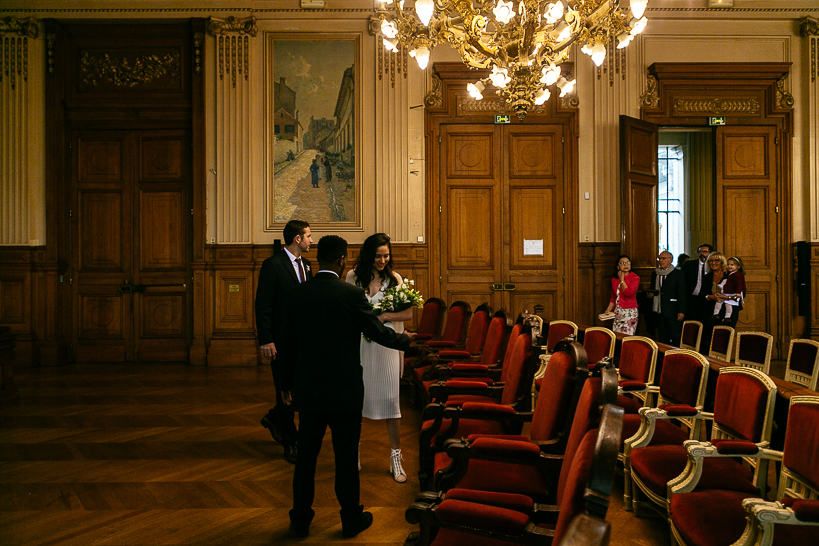 arrivée des mariés et de leurs invités dans la salle de mariage du 18eme arrondissement de Paris