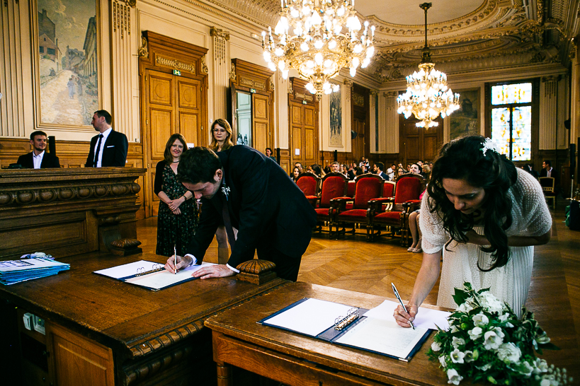 les mariés signent le registre de la mairie de Paris