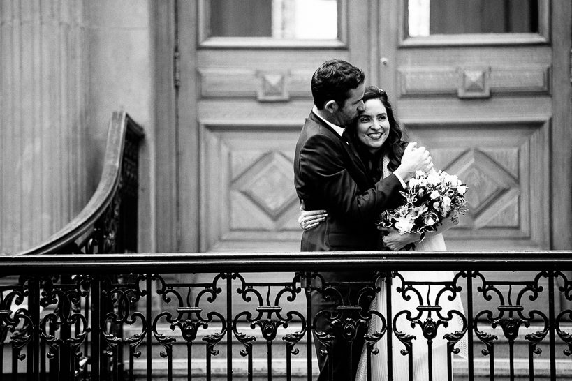 Portrait en noir et blanc des mariés dans la mairie du 18eme arrondissement de Paris