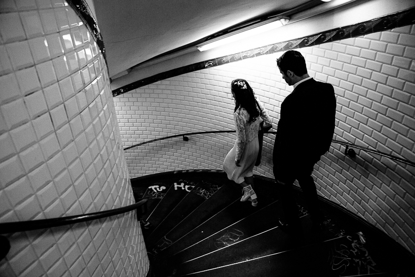 photo en noir et blanc de mariés dans les couloirs du métro de Paris