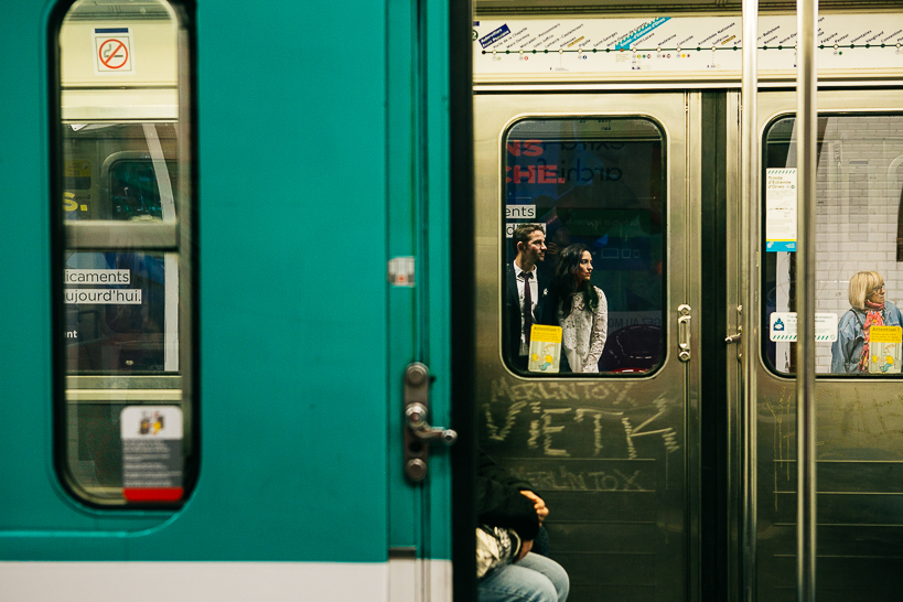 Mariés attendant le métro à Paris