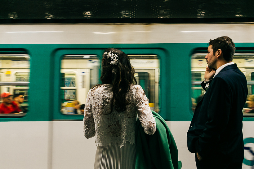 mariés dans le métro parisien attendant la rame