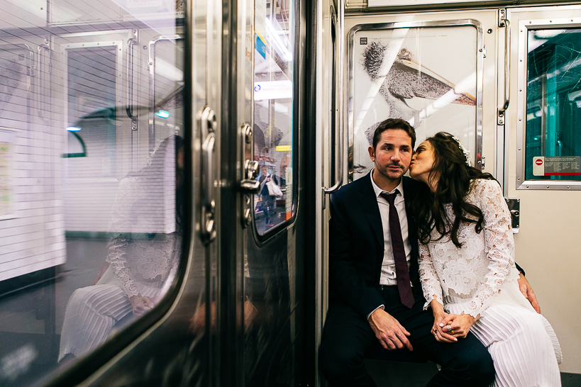 Portrait des mariés dans le métro, en route pour le vin d'honneur dans le Marais