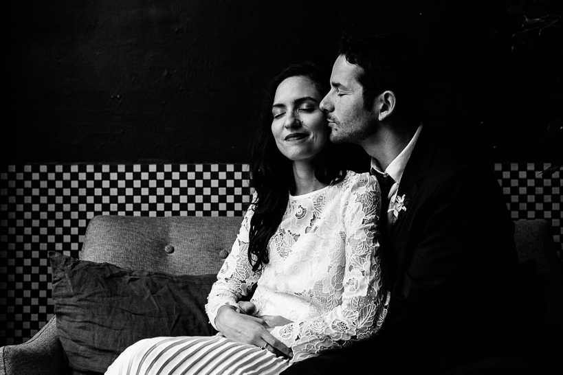 portrait des mariés en noir et blanc à Paris le Marais
