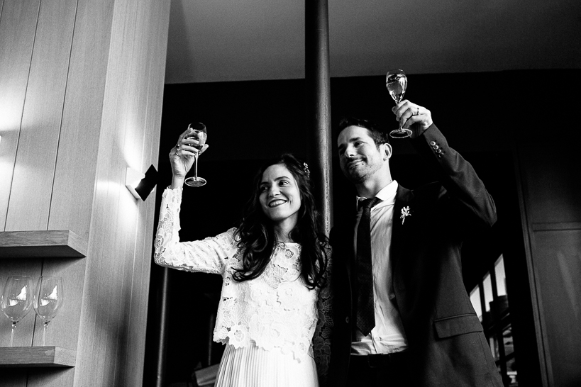mariés levant leur verre pour un toast au cocktail de leur mariage à Paris